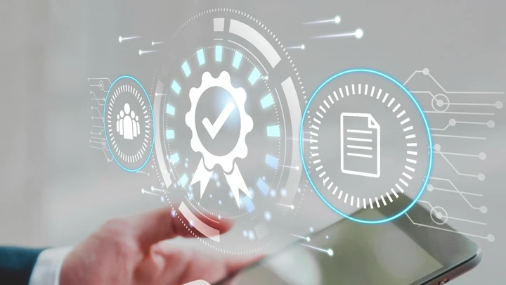 Mano interactuando con una interfaz digital de procesos automatizados, representando la automatización de tareas en asesorías y despachos profesionales.