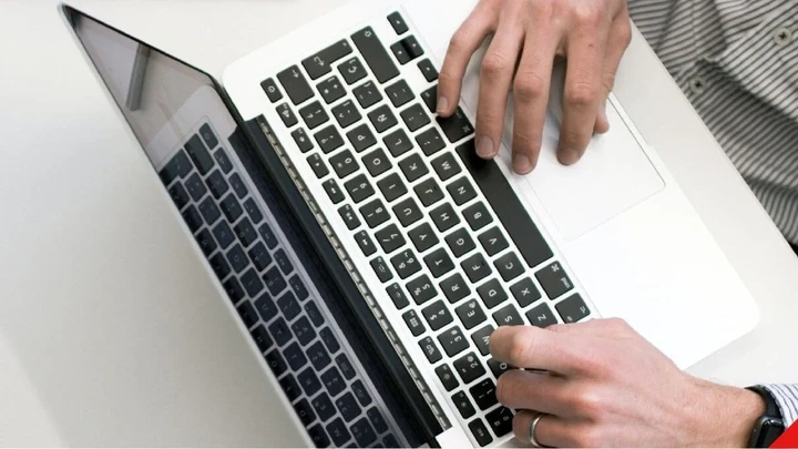 Persona utilizando un ordenador portátil, representando la revisión de la caducidad de un certificado digital.