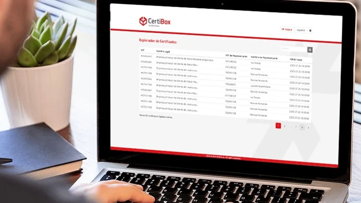 Persona consultando información en un portátil sobre normativa y firma digital, representando el Reglamento eIDAS y sus ventajas.