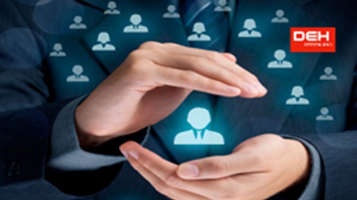 Equipo profesional de DEH Online reunido en una oficina, representando una estrategia centrada en la experiencia del cliente.