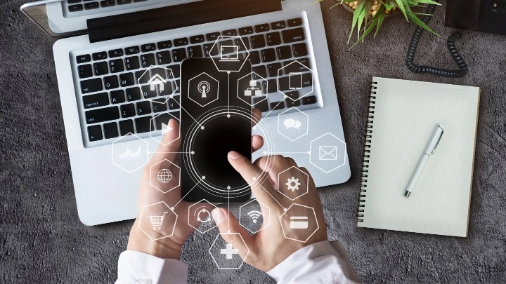 Profesional utilizando herramientas digitales e inteligencia artificial integrada para organizar las tareas de su despacho.