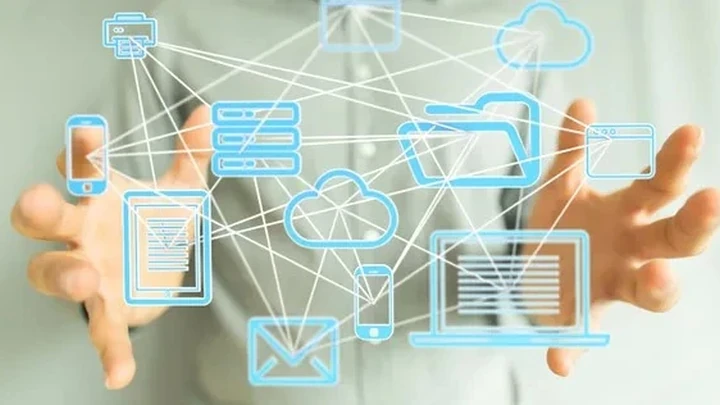 Mano interactuando con iconos de sistemas conectados, simbolizando la integración mediante APIs y la transformación digital empresarial.