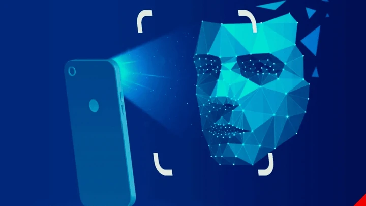 Rostro digital escaneado por un teléfono móvil, representando la videoidentificación para la emisión de certificados digitales.