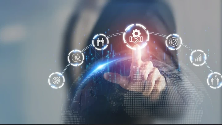 Mano tocando una red digital de conexiones, representando valores corporativos, transparencia y cultura empresarial.