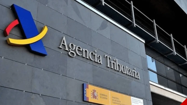 Fachada de la Agencia Tributaria, representando la recepción y gestión de notificaciones electrónicas administrativas.
