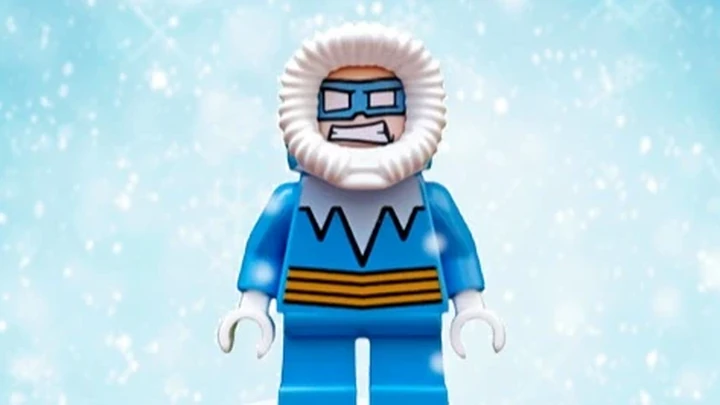 Ilustración de una persona protegida frente al frío y la nieve, representando la prevención de riesgos en meses fríos y lluviosos.