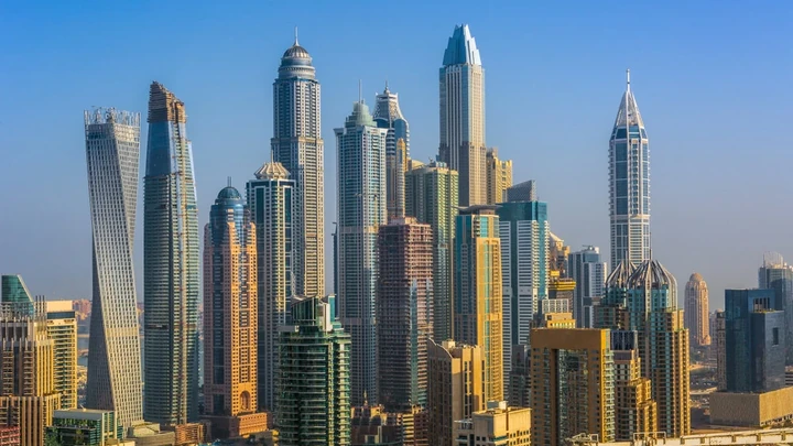 Vista de edificios modernos, representando los riesgos asociados a contratar proveedores sin garantías en comunidades de propietarios.