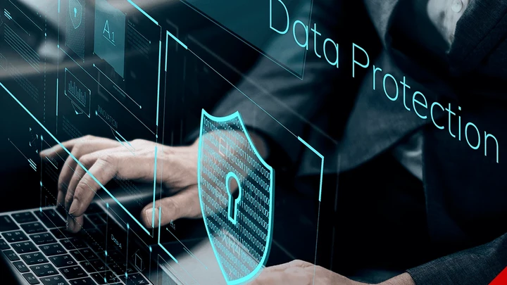 Persona trabajando en un portátil con un escudo digital de protección de datos, representando apoderamiento electrónico y seguridad digital.