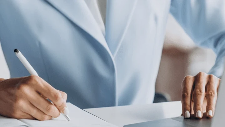 Persona firmando documentación, representando el Reglamento eIDAS y la validez jurídica de la firma electrónica.