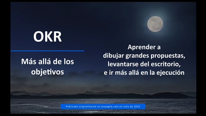 Diapositiva de presentación sobre OKR, objetivos y resultados clave, con un fondo oscuro y luna al fondo.