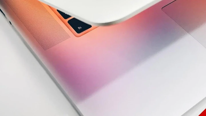 Detalle de un ordenador portátil con iluminación tecnológica, representando la transformación digital en asesorías.