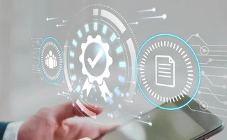 Mano interactuando con una interfaz digital de procesos automatizados, representando la automatización de tareas en asesorías y despachos profesionales.