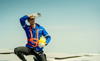 Trabajador expuesto al sol protegiéndose del calor durante una jornada al aire libre, representando la prevención ante temperaturas extremas.
