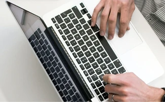 Persona utilizando un ordenador portátil, representando la revisión de la caducidad de un certificado digital.