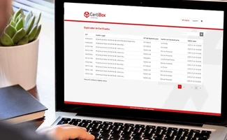 Persona consultando información en un portátil sobre normativa y firma digital, representando el Reglamento eIDAS y sus ventajas.