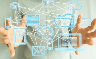 Mano interactuando con iconos de sistemas conectados, simbolizando la integración mediante APIs y la transformación digital empresarial.