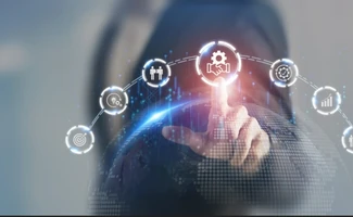 Mano tocando una red digital de conexiones, representando valores corporativos, transparencia y cultura empresarial.
