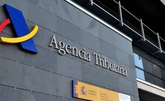 Fachada de la Agencia Tributaria, representando la recepción y gestión de notificaciones electrónicas administrativas.
