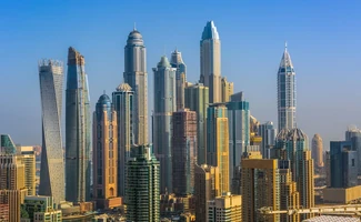 Vista de edificios modernos, representando los riesgos asociados a contratar proveedores sin garantías en comunidades de propietarios.