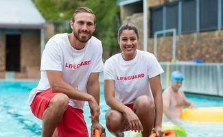 Personal de piscina en una instalación comunitaria, representando la prevención de riesgos laborales durante la puesta a punto de piscinas.