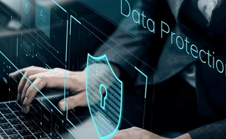 Persona trabajando en un portátil con un escudo digital de protección de datos, representando apoderamiento electrónico y seguridad digital.