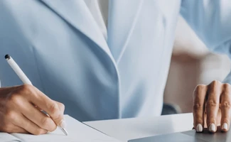 Persona firmando documentación, representando el Reglamento eIDAS y la validez jurídica de la firma electrónica.