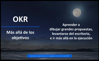Diapositiva de presentación sobre OKR, objetivos y resultados clave, con un fondo oscuro y luna al fondo.
