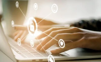 Manos trabajando en un portátil con iconos digitales, representando la renovación de certificados digitales.