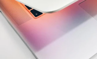Detalle de un ordenador portátil con iluminación tecnológica, representando la transformación digital en asesorías.