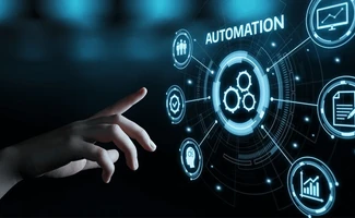 Mano interactuando con una interfaz de automatización digital, representando el uso de certificados digitales en la nube.