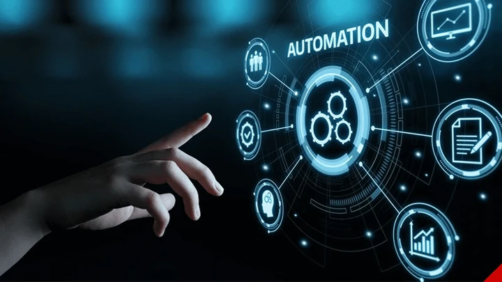 Mano interactuando con una interfaz de automatización digital, representando el uso de certificados digitales en la nube.